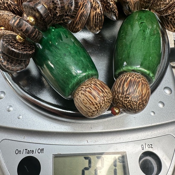 Huge safari look necklace with wood and three intriguing hunter green pieces - Picture 15 of 16